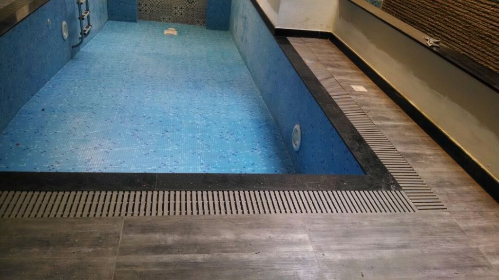 swimming pool arround drain grating